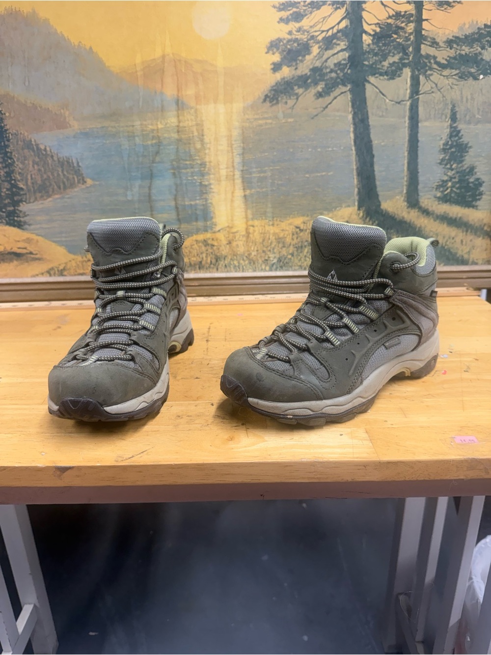Vasque goretex women's Tactical Hiking Boots - Olive Green, size 8M